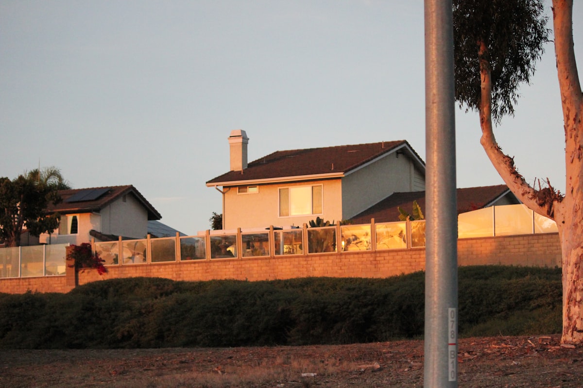 Casas residenciales en California con paneles solares al atardecer