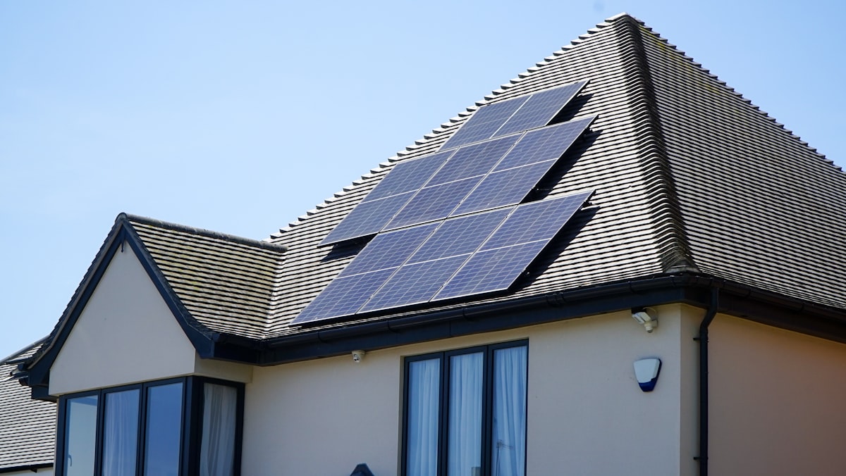 Casa residencial con paneles solares instalados en el techo
