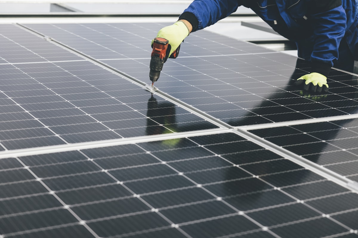 Detalle de instalación de un panel solar